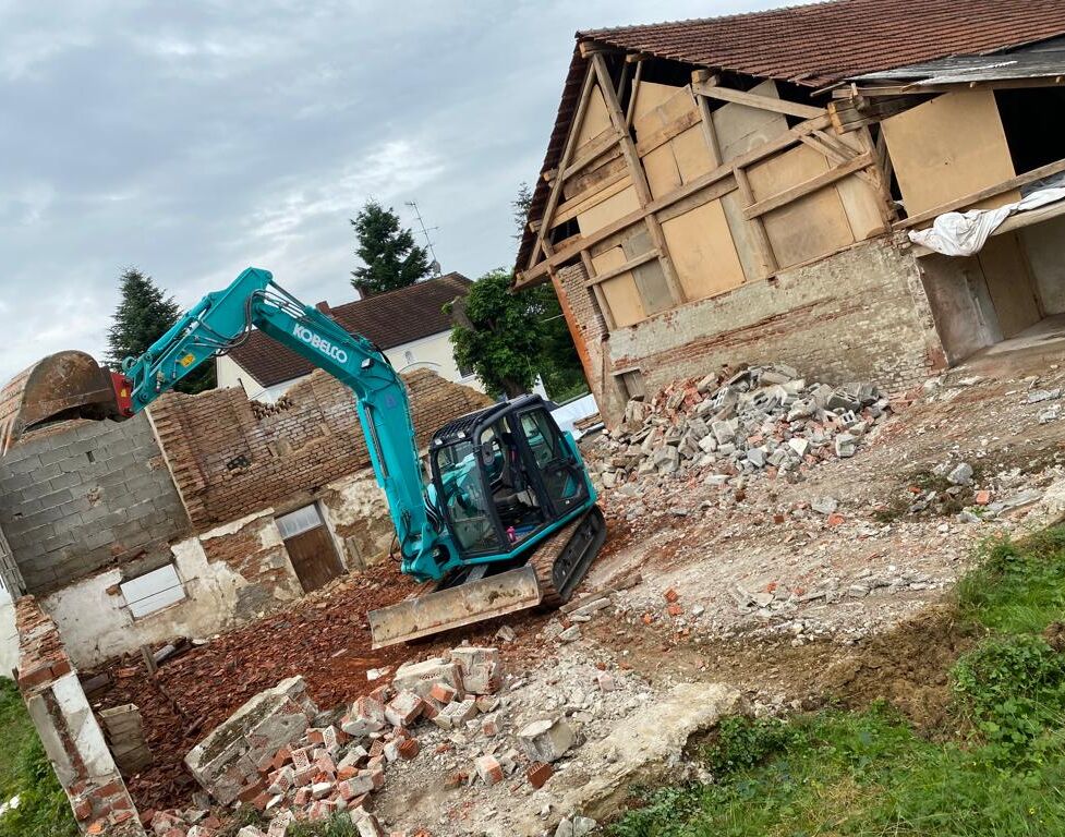 Abbrucharbeiten mit Bagger