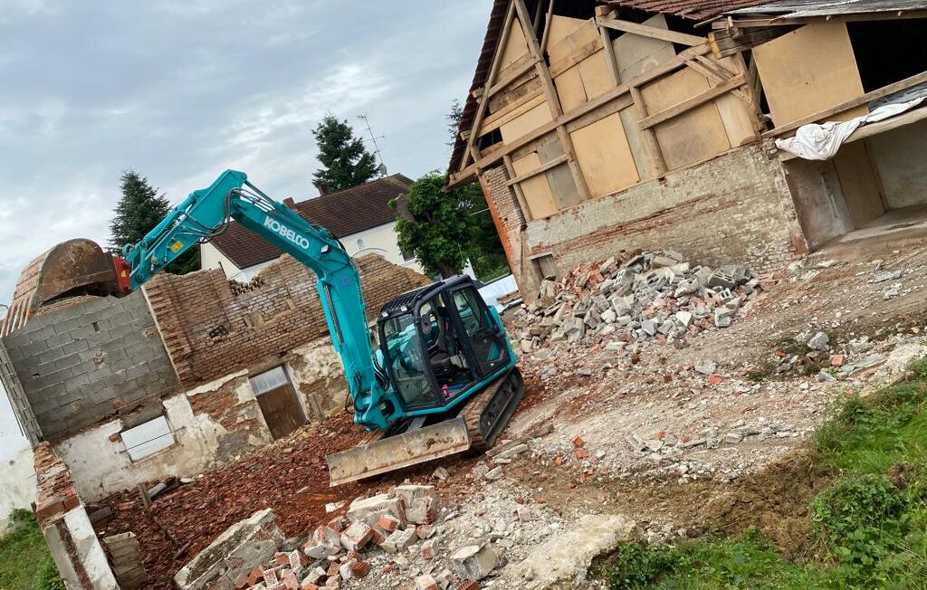 Bagger bei Abbrucharbeiten von Eggersdorfer