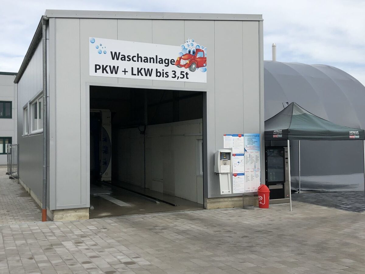 Einfahrt der Portalwaschanlage
