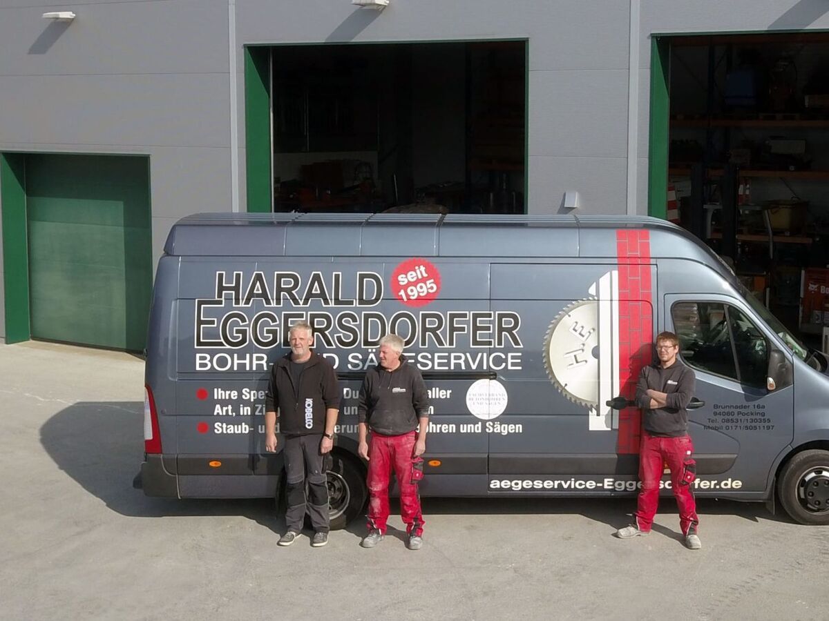 Das Eggersdorfer-Team vor dem Firmenfahrzeug
